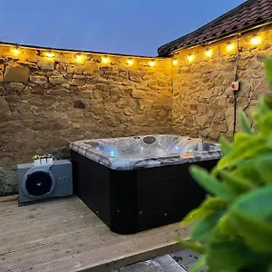 The Old Moat Barn - With Private Hot Tub Stockton-on-Tees